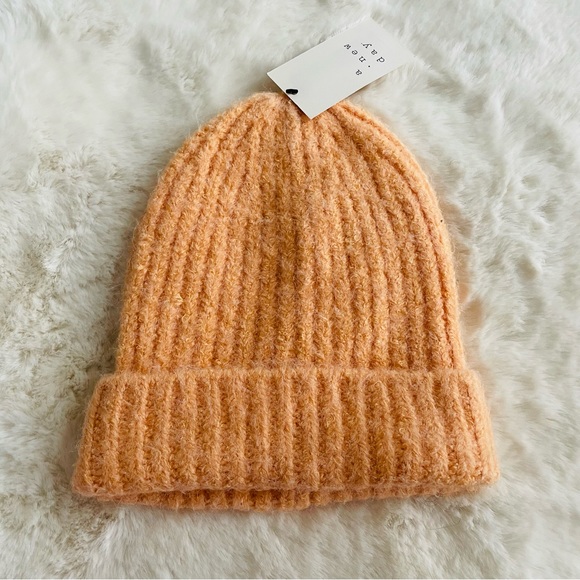 AND NWT Women’s Peach Orange Winter Hat - Picture 1 of 9
